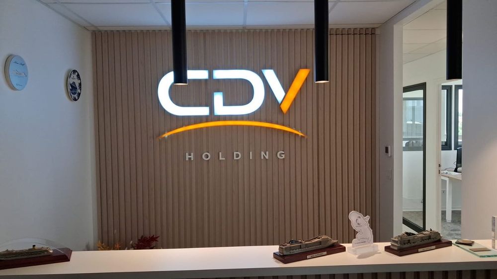 Accueil des bureaux du groupe, logo CDV Holding au mur
